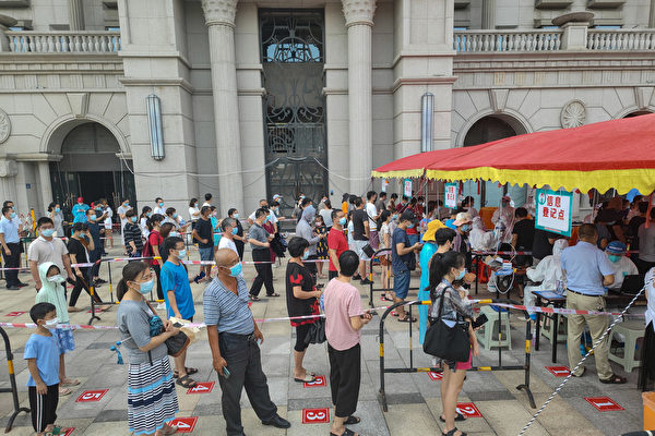 지난 19일 중국 동남부 푸젠성 샤먼에서 주민들이 중국 공산당 바이러스 감염증(코로나19) 검사를 받고 있다. | STR/AFP via Getty Images/연합
