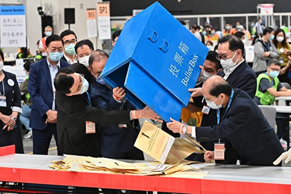 19일 홍콩 선거위원회 선거가 종료되고 선관위 관계자들이 투표함을 개봉하고 있다. | 숭비룽/에포크타임스