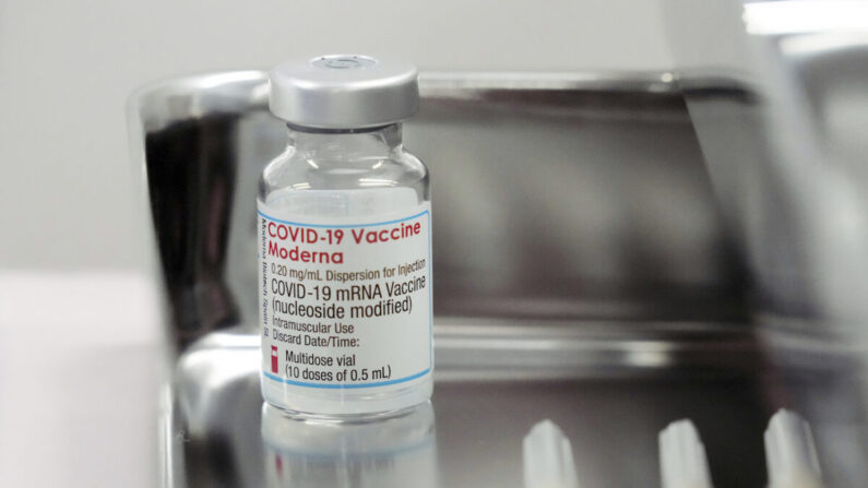 모더나의 신종코로나바이러스 감염증(코로나19) 백신 1병(vial)이 놓여 있다.| AP/연합