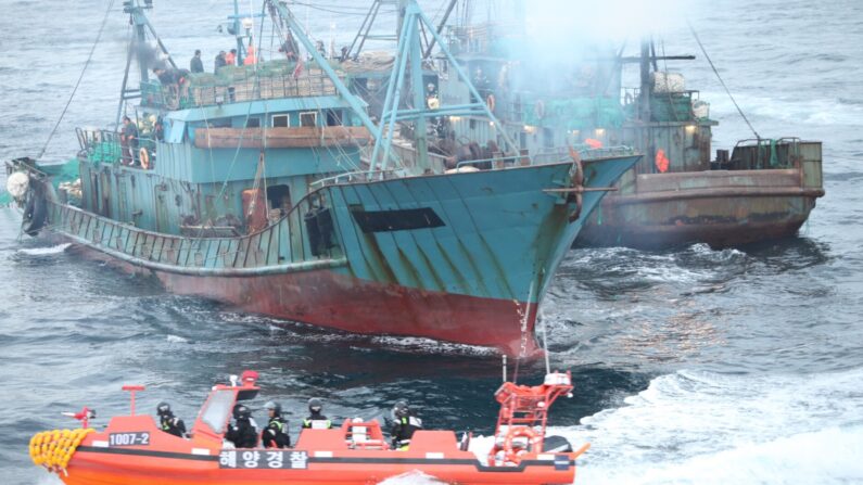 해양경찰청이 특별단속기간(10월 9~15일)에 불법조업을 하는 중국어선을 단속하고 있다.ㅣ해양경찰청 제공
