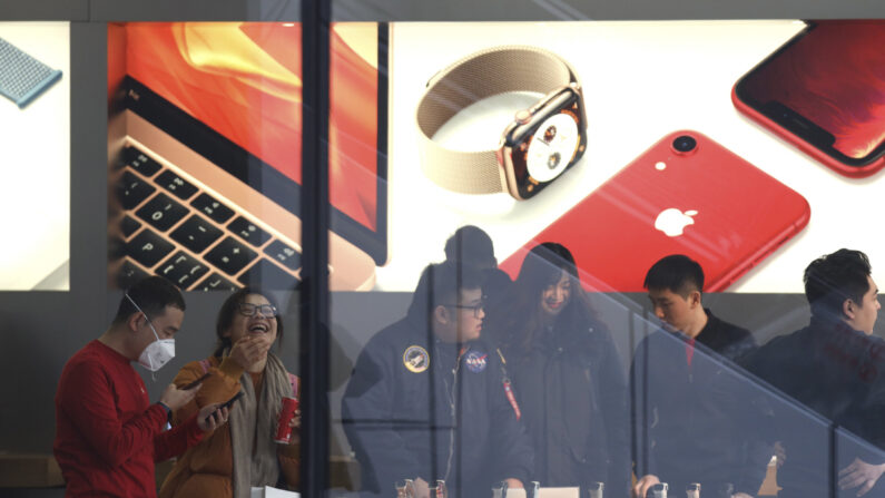 중국 베이징에 있는 애플 매장에서 사람들이 제품을 둘러 보고 있다. | 베이징=AP/연합
