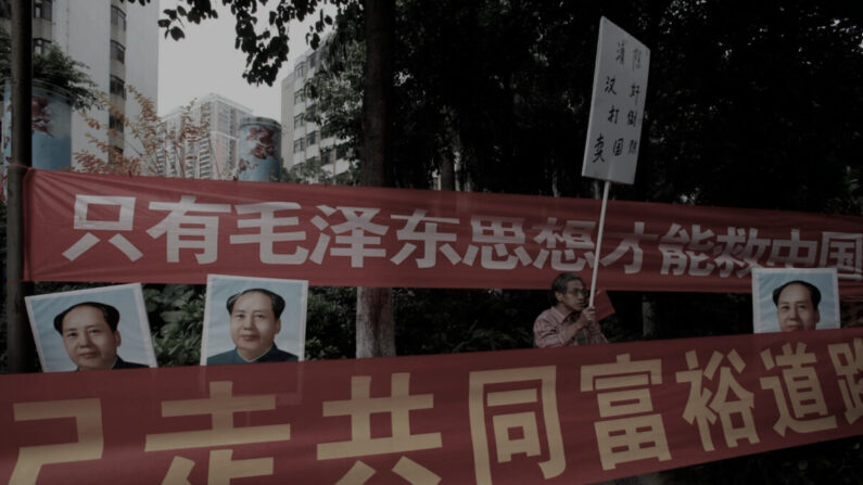중국의 한 마오쩌둥 사상 지지자가 남방주보 청사 앞에서 항의시위를 벌이고 있다. 2013.1.9 | 로이터/연합 