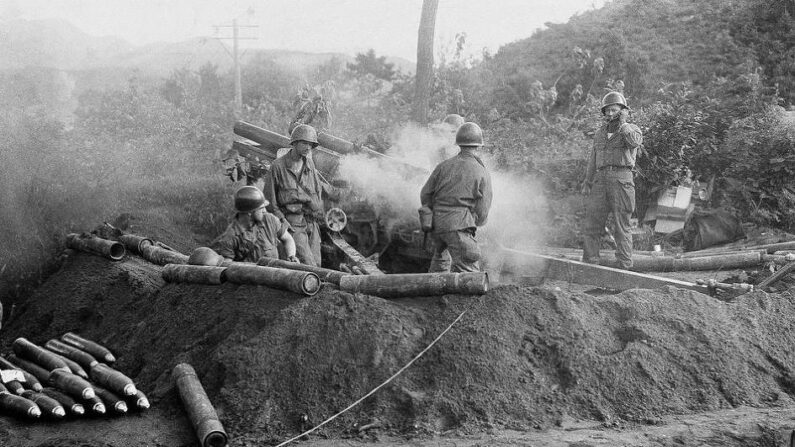 1950년 7월 한국전쟁 당시 미군 병사들이 북한 침략자들에 맞서 105발의 곡사포를 발사하고 있다. 70여년 전 수백만 명을 사망하게 만들고 한반도를 폐허로 만들었던 전쟁은 이제 잊혀져 가고 있다. | 자료사진, AP/연합