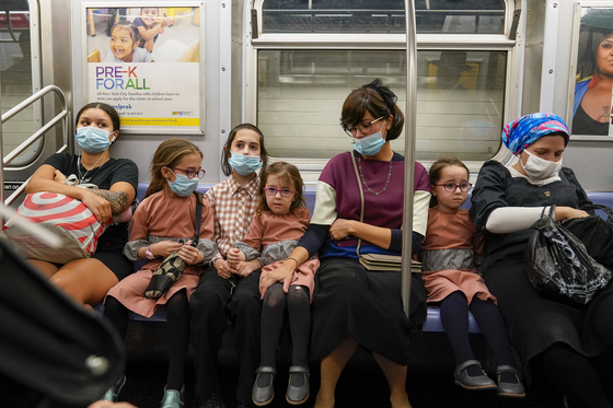 기사와 직접 관련 없는 자료 사진. 마스크를 착용하고 뉴욕 지하철을 탄 가족. 2020.9.14 | AP/연합