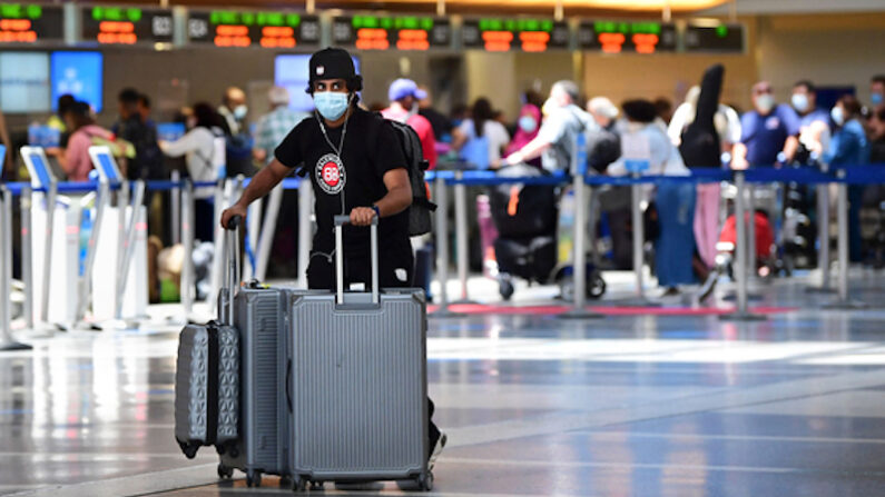 로스앤젤레스 국제공항(LAX)에서 한 남성이 자신의 가방을 옮기고 있다. | AFP/연합
