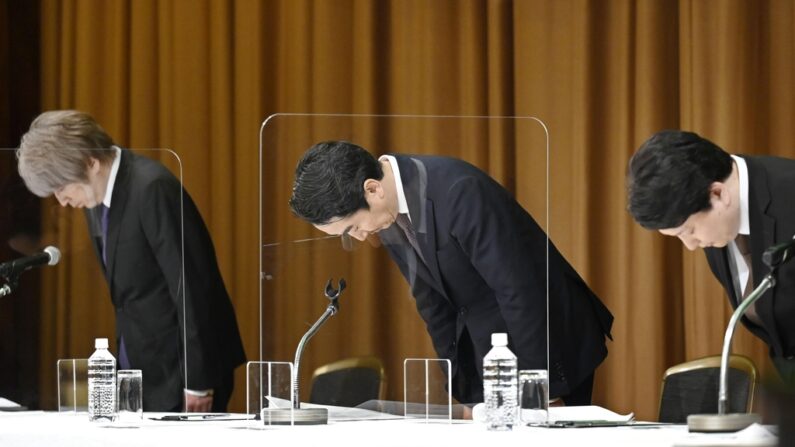 라인 임원진이 지난 3월 23일 도쿄에서 기자회견을 열고 이용자 개인정보 관리 부실에 대해 사죄하고 있다. | 교도통신/연합뉴스