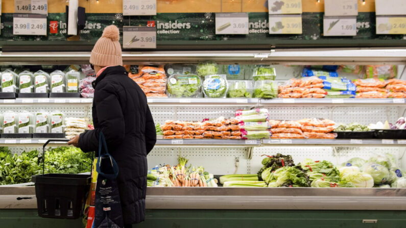 슈퍼마켓 식품코너를 둘러보는 한 소비자 | THE CANADIAN PRESS/Nathan Denette