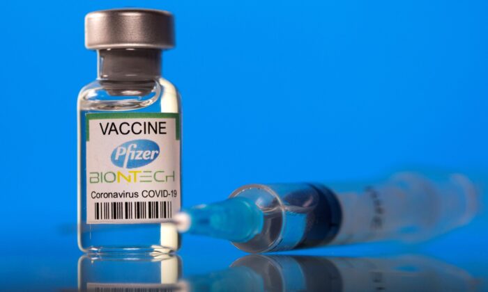미국 의약품 제조업체 화이자와 바이오엔테크가 공동으로 개발한 중국 공산당 바이러스 감염증(코로나19) 예방 백신 | REUTERS/Dado Ruvic/Illustration//File Photo/연합