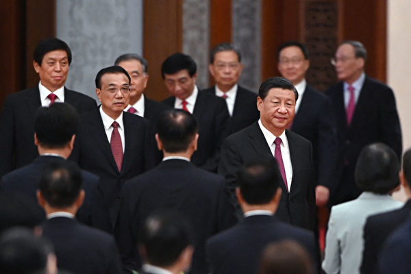 시진핑 중국 공산당 총서기와 리커창 중국 국무원 총리를 비롯해 중국 공산당 중앙 정치국 상무위원들이 베이징 인민대회당의 한 회의실에 입장하고 있다. 2021.9.30 | GREG BAKER/AFP via Getty Images