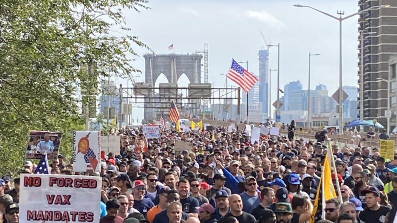 뉴욕시장의 백신 접종 의무화 명령에 반대하는 수천 명의 시위대가 브루클린 다리를 건너 뉴욕시청이 위치한  맨해튼으로 행진하고 있다. 2021.10.26 | 사라루/에포크타임스