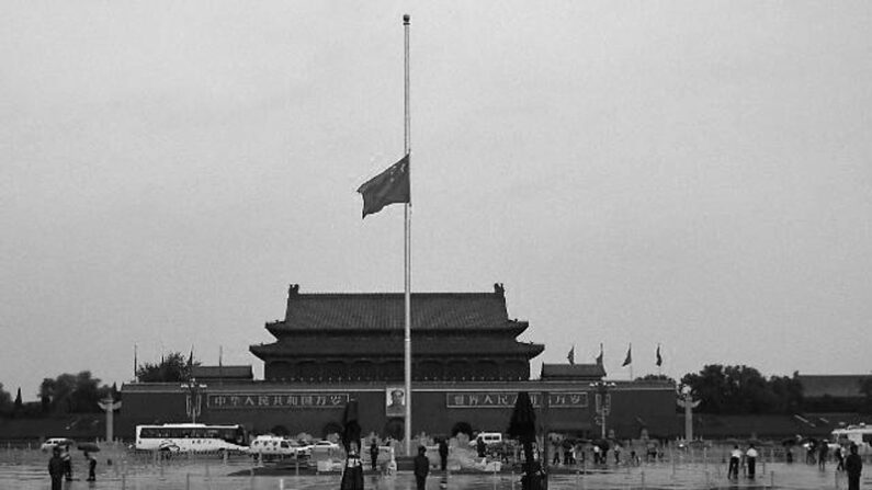 베이징 톈안먼 광장에 조기가 게양됐다. | 웨이보