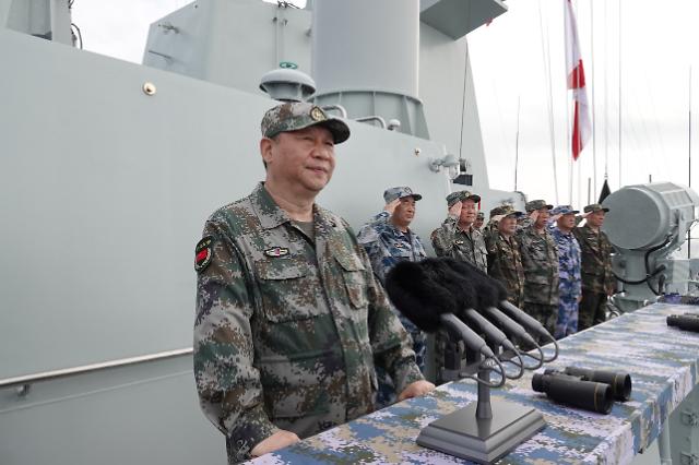 군복 차림의 시진핑 중국 국가주석(왼쪽)이 지난 2018년 남중국해에서 열린 중국군 사상최대 규모의 해상열병식을 사열하고 있다.  | 신화/연합