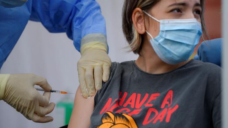 중공 바이러스(코로나19) 백신을 맞는 청소년 | AP/연합
