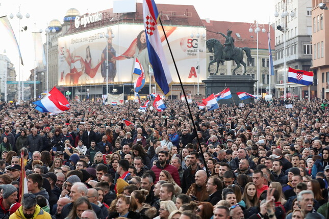 크로아티아의 자그레브에서 20일 코로나19 방역조치에 반대하는 집회가 열리고 있다. | 자그레브=로이터/연합 