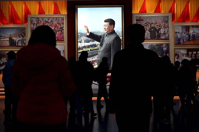 11일 중국 수도 베이징의 '중국공산당 역사박물관' 내에 전시된 시진핑 국가주석 사진 앞에 관람객이 모여 있다. | 베이징=AFP/연합