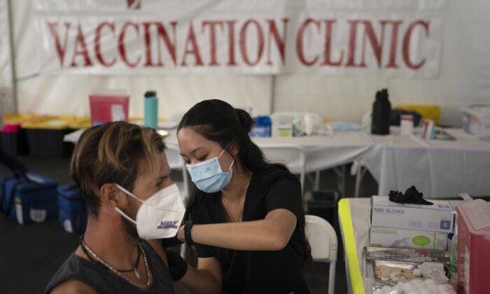 미국 캘리포니아주의 한 간호사가 중공 바이러스 감염증(코로나19) 백신 주사를 놓고 있다. 2021.8.28 | Jae C. Hong/AP Photo/ 연합
