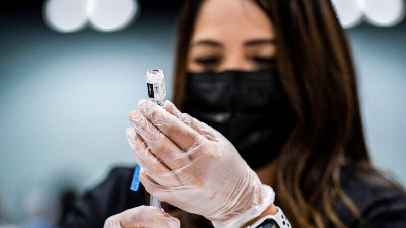 미국 캘리포니아에서 한 의료진이 중공 바이러스(코로나19) 백신 부스터샷을 접종하려 하고 있다. | RICARDO ARDUENGO/AFP via Getty Images