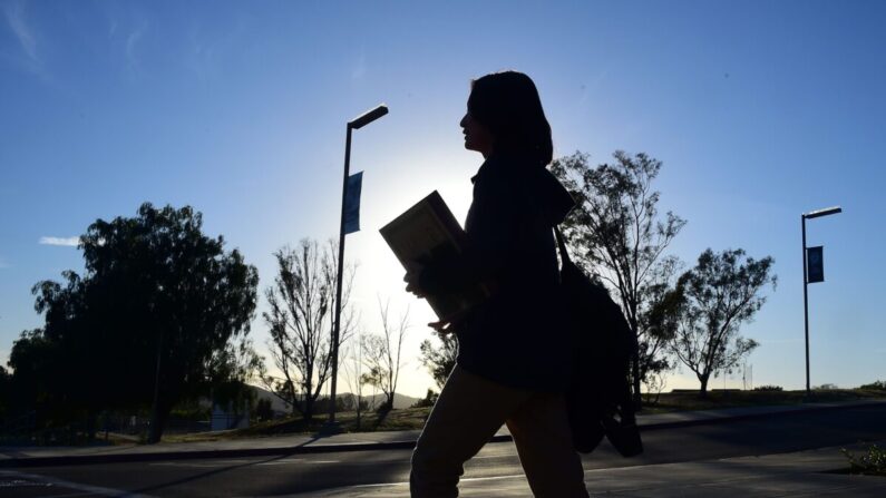 캘리포니아의 한 학교 교정을 학생이 지나고 있다. | FREDERIC J. BROWN/AFP via Getty Images/연합