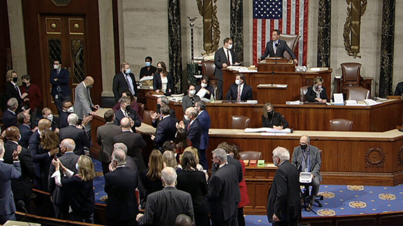 미국 민주당 의원들이 지난 5일 워싱턴DC 국회의사당에서 예산법안 통과를 자축하고 있다. | 의회 방송 캡처/AP/연합