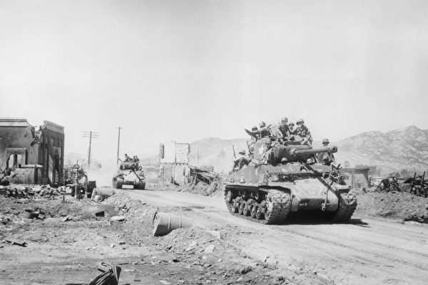 1951년 5월 6일 연합군 순찰대가 탱크를 타고 서울 북부 지역에서 적을 수색하고 있다. | Hulton Archive/Getty Images