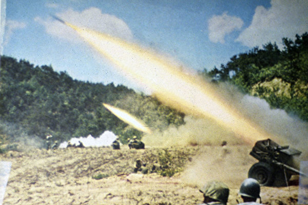 1951년 한국전쟁에서 밀집포화를 퍼붓는 미군. | MPI/Hulton Archive/Getty Images