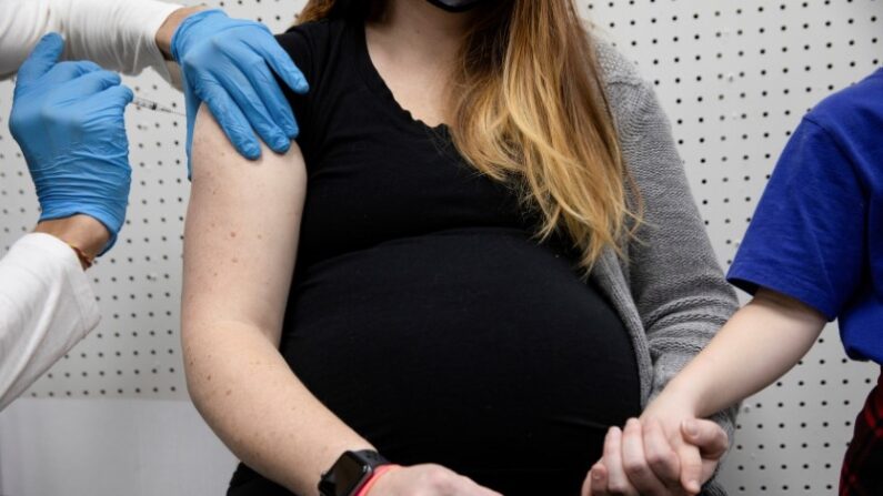 미국 필라델피아의 한 병원에서 임신한 여성이 중공 바이러스(코로나19) 백신을 접종하고 있다. 2021.2.11 | 로이터/연합