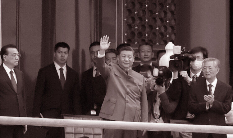 중국 공산당(중공) 100주년 행사서 베이징 톈안먼 망루에 올라 손 흔드는 시진핑 중공 총서기 | 로이터/연합