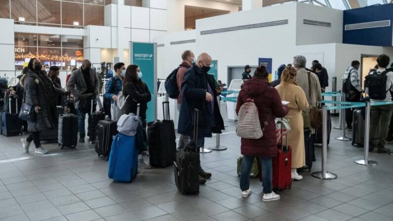 뉴욕 라과디아 공항에서 비행기 탑승을 기다리는 승객들 | AFP/연합