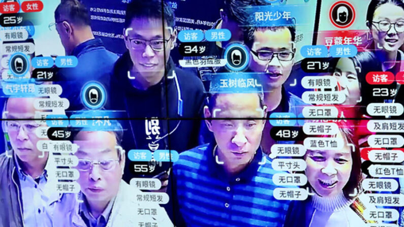2019년 5월 푸젠성 푸저우에서 열린 디지털 전시회에서 안면인식 장비가 방문객들의 나이·성별·머리 모양 등의 특징을 실시간으로 분석해 보여주고 있다. | 로이터/연합