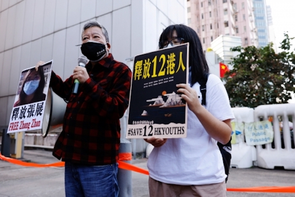 홍콩에서 28일 시민들이 우한의 신종 코로나바이러스 감염증(코로나19) 실태를 보도했던 중국 시민기자 장잔의 사진을 들고 그의 석방을 요구하는 시위를 벌이고 있다. 중국 상하이 법원은 장잔에 징역 4년을 선고했다. | 로이터/연합
