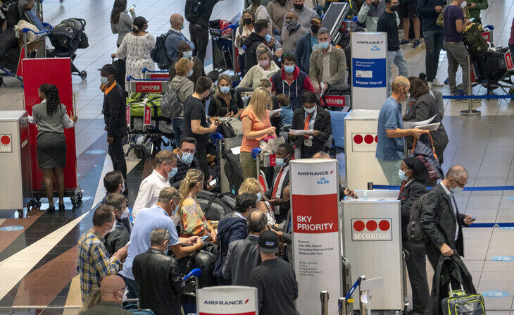 미국과 유럽 등 각국이 남아프리카 지역에서 오는 여행객 통제에 들어간 가운데 지난달 26일(현지시각) 남아프리카공화국 요하네스버그 공항에서 프랑스 파리로 가는 승객들이 항공기에 탑승하고 있다. | AP/연합