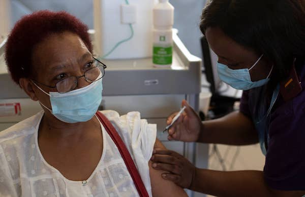 얀센 백신을 접종받는 남아공의 한 간호사. 2021.3.5 | AP/연합