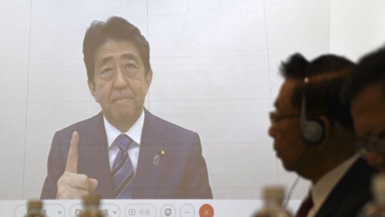 아베 신조 전 일본 총리가 1일 대만의 국책연구원이 타이베이에서 주최한 포럼 참석자들을 상대로 화상 강연을 하고 있다. (사진=연합뉴스)