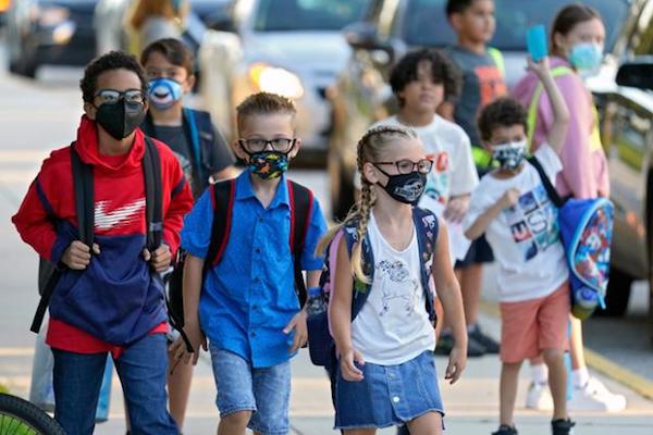 미국 플로리다주 리버뷰의 초등학생들이 마스크를 쓴 채 등교하고 있다. 2021.8.10 | AP/연합
