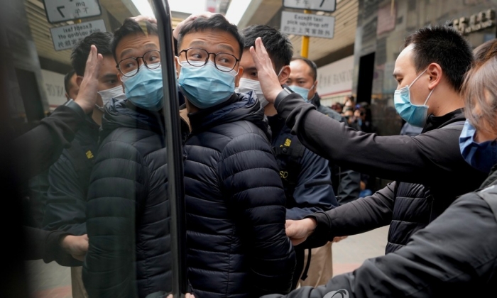 홍콩 당국, 입장신문 간부 6명 체포…언론 탄압 본격화?