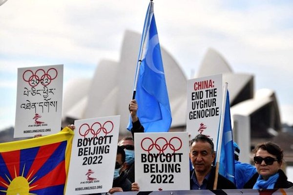 지난 6월 오스트레일리아 시드니에서 베이징 겨울올림픽 보이콧을 주장하는 시위자들이 손팻말을 들고 있다. | AFP/연합