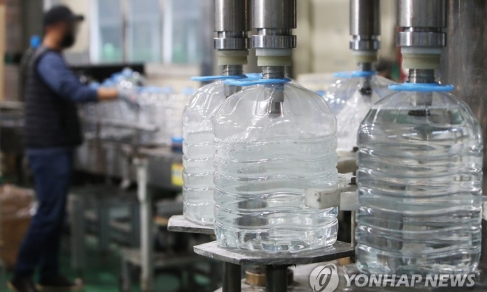 경기도 안산시 한 요소수 공장에서 요소수를 생산하고 있는 모습 | 연합뉴스
