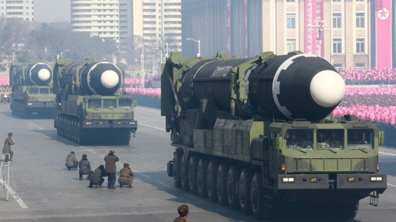 2018년 2월 북한 '건군절' 70주년 기념 열병식에서 이동식발사차량(TEL)에 실린 대륙간탄도미사일(ICBM)급 '화성-15'. | 조선중앙통신/연합