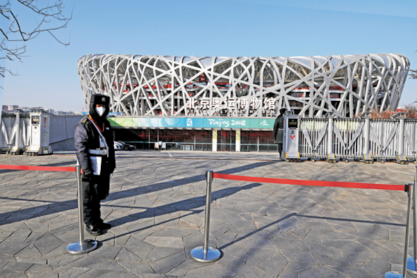 2008년 베이징 하계 올림픽 주경기장이었던 국가체육장. 2022년 베이징 동계 올림픽 주경기장으로도 활용된다. 나뭇가지가 얽힌 듯한 특이한 모양새로 새 둥지라는 별칭이 붙었다. | 로이터/연합