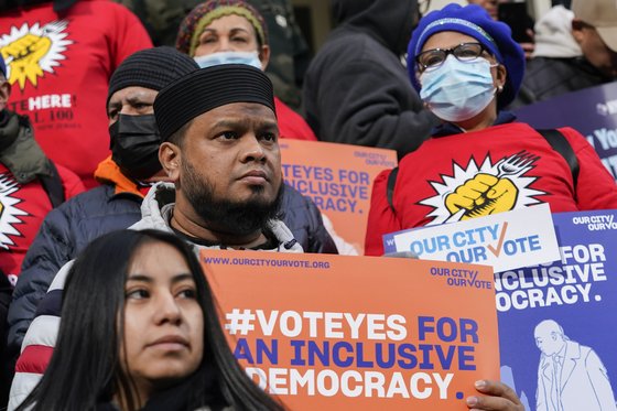 뉴욕에 거주하는 사람들이 비시민권자의 지방선거에서 투표권을 요구하는 시위를 벌이고 있다. | AP/연합