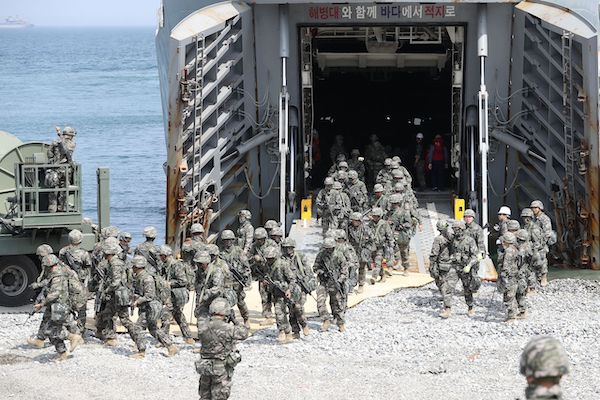 2018년 4월 3일 오후 경북 포항 독서리 해안에서 열린 2018 한미 연합상륙훈련에서 해병대원들이 상륙하고 있다.| 연합뉴스