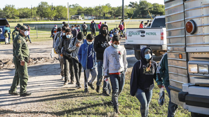 남부 국경을 통해 미국에 진입한 불법 이민자들이 국경수비대에 의해 이송되고 있다. 2021. 11. 17 | 샬럿 커트버슨/에포크타임스 