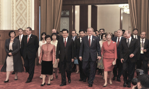2008년 8월 8일 베이징 올림픽 환영 리셉션 참석을 위해 베이징 인민대회당 연회장에 입장하는 후진타오 주석 부부와 각국 정상들 | 신화/연합