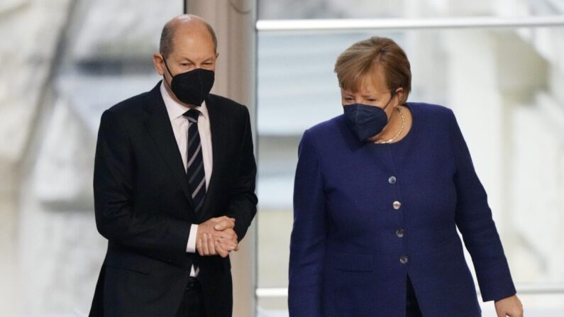 퇴임이 예정된 앙겔라 메르켈 독일 총리와 올라프 숄프 후임 총리 지명자 | AP/연합 