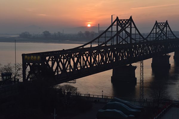 압록강을 사이에 두고 중국과 조선(북한)을 이어주는 단둥교. 북한과 중국은 이 다리를 '우의교(우정의 다리)'라고 부른다. | GREG BAKER/AFP/Getty Images