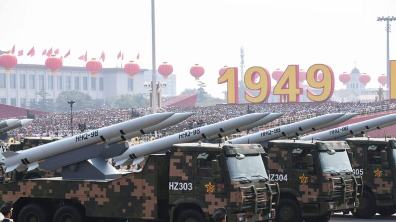 HHQ-9B 지대공 미사일을 탑재한 군용 차량이 베이징 톈안먼에서 진행된 열병식에 동원됐다. 2019.10.1 | GREG BAKER/AFP via Getty Images/연합