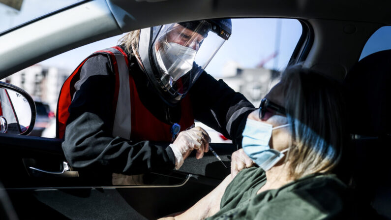 미국 의료법인인 US헬스 소속 간호사가 중공 바이러스(코로나19) 백신 주사를 한 운전자에게 접종하고 있다. | Michael Ciaglo/Getty Images