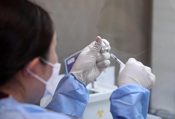 서울 용산구 예방접종센터 코로나19 백신 보관소에서 의료진이 화이자 백신을 주사기에 나눠 담고 있다. 2021.5.3 | 연합뉴스
