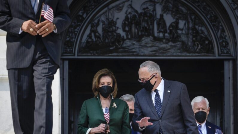 민주당 낸시 팰로시 하원의장(좌)과 척 슈머 원내대표(우) | Drew Angerer/Getty Images