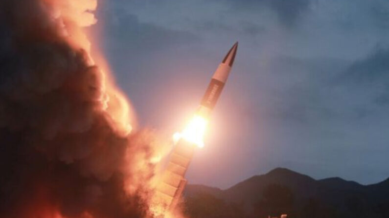 북한이 2019년 8월 발사시험한 전술 지대지 미사일로 추정되는 무기 | 조선중앙통신/연합뉴스 